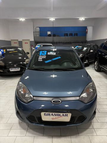 O Ford Fiesta Hatch Rocam 1.0 Flex 2013 é um carro compacto com bom desempenho e consumo de combustível, especialmente para uso urbano. O modelo é conhecido por sua dirigibilidade e bom espaço interno para a categoria.
Motor e Desempenho:
O Fiesta 2013 1.0 Flex possui um motor 1.0 com potência de 73 cv com álcool e 69 cv com gasolina, com torque de 9,27 kgfm com álcool e 8,97 kgfm com gasolina.
O carro acelera de 0 a 100 km/h em 18,6 segundos com álcool e atinge velocidade máxima de 146 km/h tanto com álcool quanto com gasolina.
Consumo: O consumo urbano do Fiesta com álcool é de 8 km/l e o consumo rodoviário é de 9,8 km/l.
Recursos e Detalhes:
O modelo possui suspensão dianteira do tipo McPherson e suspensão traseira do tipo eixo de torção.
Os freios dianteiros são a disco com discos ventilados.
conforto para o dia a dia, além de ser de fácil manuseio e manutenção. Perfeito para quem procura um veículo prático e acessível.
econômico, oportunidade de ouro, carro popular, carro para família
Parcelamos sua entrada em até 18x no cartão Temos a melhor avaliação do seu usado na troca.
Aceitamos sua carta de crédito (salvo algumas instituições )
fazemos troca com troco
COMPRE SEU VEICULO COM QUEM ENTENDE DO ASSUNTO SÃO 28 ANOS DE TRADIÇÃO E SEDE PRÓPRIA
SÃO MAIS DE 80 VEICULOS EM ESTOQUE
GRUPO GRAMKAR MULTIMARCAS A CERTEZA DO MELHOR NEGÓCIO !!!
ESTAMOS LOCALIZADOS NA RUA JURUBATUBA 1347 CENTRO DE SBC SP
NOS RESERVAMOS NO DIREITO DE CORRIGIR QUALQUER TIPO DE ERROS DE DIGITAÇÃO