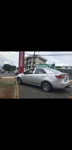 vendo cerato 16 automatico 20092010 carro anapolis go cerato 16 automatico 20092010 carrotopissimo pra vender logo kia motors cerato 2010 gasolina sedan carro anapolis go kia motors cerato 2010 gasolina automatico sedan 100000 prata 4 portas alarme ar condicionado banco com regulagem de altura computador de bordo encosto de cabeca traseiro retrovisores eletricos rodas de liga leve airbag freio abs ar quente desembacador traseiro travas eletricas vidros eletricos direcao hidraulica cd player radio farol de neblina