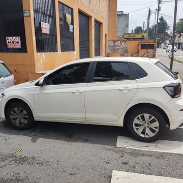Vendo Novo Polo 1.0 MPI branco (22/23). Em dia com revisões, docs em ordem, sem sinistro, em ótima condição. Único motorista/dono, o carro possui 28000 km rodados, câmera de ré instalado na mídia, direção elétrica. Possui manual e chave reserva. Mais informações, podem entrar em contato. 