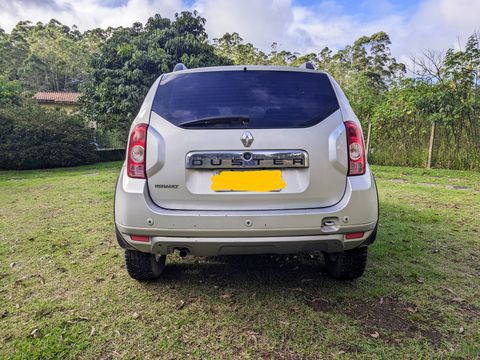 Duster com detalhes na lataria a venda, o valor é negociável, damos preferencia por troca por veículo de menor valor