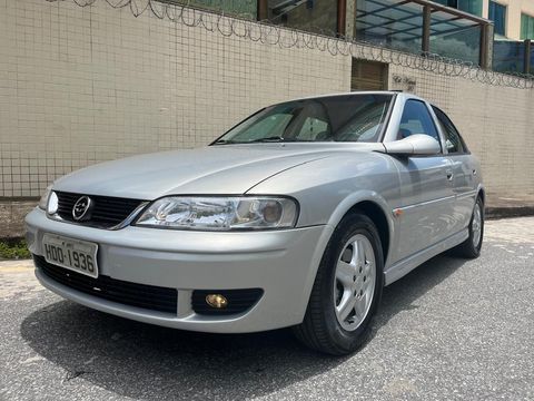 Veículo super conservado sem leilão nem sinistro . Todo original com documentação em dia laudos aprovados