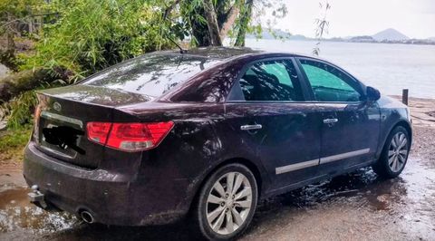 Vendo Cerato SX3 1. 6 16V Automático câmbio de 6 marchas / Borboleta Top de linha.
Excelente carro em perfeito estado de conservação!!
Pneus aro 17 - semi novos e estepe com roda de liga leve. 
Mecânica sempre com a manutenção em dia (Oleos e Fluídos) Câmbio revisado (troca de óleo e filtro) documentos em dia. 
Manual e chave rserva. 
Obs: Possuo o carro há 5 anos.