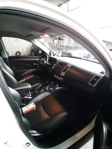 - Carro para pessoas exigentes, muito bem conservada, tanto de manutenção quanto estética externa e interna
- Segundo dono
- Controle de Tração (4x2, 4x4 e 4x4 Blocada)
- 2.4, 16V, 170cv
- ABS
- Bancos de Couro
- Ar Condicionado gelando muito
- Vidros e travas elétricos 
- Retrovisor elétrico 
- Rodas de liga leve originais 18?
- 4 Pneus em ótimo estado
- Faróis baixo, alto e milha de Xênon 8000K
- Volante com regulagem de altura
- Som original Mitsubishi (4 cxs de som + 2 twitters)
- Piloto automático 
- Comandos de controle no volante
- Talk Bluetooth para conexão viva-voz com celular Android ou iOS
- Super econômica (média de 13km/l na estrada e 11km/l na cidade)
- Chave reserva
- Manuais
- Gasolina

** Nunca teve GNV
** Nunca foi te leilão 
** Nunca sofreu batida
** Todos os documentos em meu nome

* Único detalhe no couro do assento do motorista

*** NÃO ACEITO TROCA
*** SOMENTE VENDA

**** O CARRO TEM DÍVIDAS:
**** IPVA 2021 - R$ 1.718
**** IPVA 2022 - R$ 1.827
**** Taxas Licenciamento - R$ 484
**** Multas - R$ 584
**** O comprador assume as dívidas, por isso o valor do carro está bem abaixo do mercado.