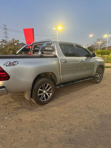Hilux srv 4x4 automatica diesel com 101 mil km.  Carro de passeio , so andou na cidade. 255.000 mil 