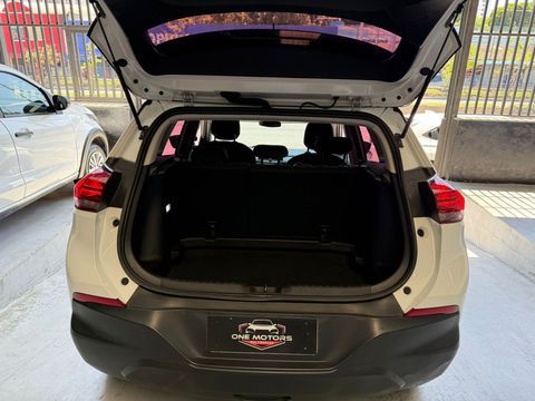 Descrição
Descubra a Emoção de Dirigir com o Chevrolet Tracker 2022 1.0 Turbo
Potência e Eficiência
Sinta a adrenalina de dirigir com o motor turbo do Chevrolet Tracker Este motor foi projetado para oferecer uma experiência de condução emocionante, com potência de sobra para enfrentar qualquer estrada. Além disso, a eficiência de combustível é uma prioridade, permitindo que você aproveite cada viagem sem preocupações.

Design Moderno e Sofisticado
O design moderno e aerodinâmico do Tracker é um verdadeiro marco de sofisticação. As linhas elegantes destacam-se em qualquer ambiente, enquanto o interior espaçoso e bem-acabado proporciona conforto e estilo para todos os passageiros.

Tecnologia de Ponta
Mantenha-se conectado e seguro com a tecnologia de ponta integrada. O sistema de infotainment oferece conectividade simplificada, enquanto as funcionalidades de segurança avançadas, como alerta de colisão e assistência de permanência em faixa, garantem tranquilidade em cada trajeto.

Versatilidade para o Dia a Dia
Perfeito para aventuras urbanas ou escapadas de fim de semana, o Tracker Turbo adapta-se à sua vida. Com amplo espaço de carga e bancos traseiros rebatíveis, você tem flexibilidade total para acomodar sua família, amigos ou equipamentos esportivos.

Venha Conferir de Perto!
Não perca a oportunidade de experimentar tudo o que o Chevrolet Tracker Turbo tem a oferecer. Visite nossa loja hoje mesmo e agende um test drive. Nossa equipe está pronta para recebê-lo e mostrar por que este veículo é a escolha perfeita para você. Venha e descubra a emoção de dirigir!
One Motors Certeza do melhor negócio!!!
Fale agora com um de nossos consultores Rodrigo/Adriana
(Nos Reservamos no direito de corrigir qualquer tipo de erro de digitação)