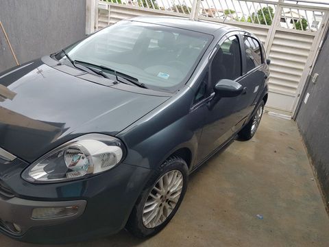 Punto Essence 1.6 cinza, 2013/14. Única dona.  Todas as revisões feitas na Fiat. Disponíveis todos os manuais, chave reserva e de proteção das rodas. Som de fábrica original 