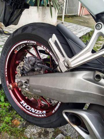 Vendo moto CBR650F 2015 com
SLIDER e amortecedor de direção, só sentar e rodar