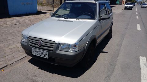 Carro em bom estado mecânico, alguns detalhes na pintura.