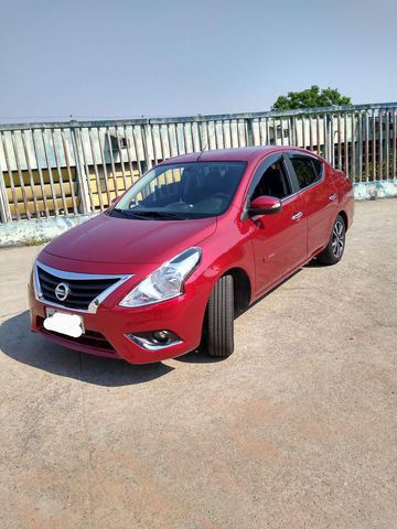 Versa Direct automático com bancos em couro ar condicionado digital direção elétrica multimídia original Nissan estepe nunca usado computador de bordo comando de rádio no volante faróis de milha todas as revisões feitas na concessionária e com um ano de garantia de fábrica.