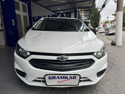 O Chevrolet Onix Joy Plus Black é um sedan com foco em custo-benefício, caracterizado por detalhes estéticos em “black piano” na carroceria, calotas , interior com acabamento em couro e tecido e motor 1.0 flex com câmbio manual de seis marchas. Possui porta-malas generoso para a categoria (500 litros), direção elétrica, airbag duplo e um bom nível de economia de combustível.
Motorização: 1.0 SPE/4 flex, capaz de gerar 80 cv (etanol) e 78 cv (gasolina), com torque de 9,8 kgfm e 9,5 kgfm, respetivamente.
Câmbio: Manual de 6 velocidades.
Design: Versão “Black Edition” com detalhes em “black piano” na grade e espelhos, logo escurecido, e calotas de 15 polegadas . Faróis com máscara negra e LED de posição.
Interior: Acabamento misto em couro e tecido, bancos dianteiros com ajustes de altura. Vidros traseiros manuais.
Tecnologia e Segurança: Ar condicionado, airbag duplo, direção elétrica, rádio com entrada USB, telecomando para trava/destrava de portas e abertura do porta-malas.
A GRAMKAR MULTIMARCAS ESTÁ HÁ 28 ANOS NO MERCADO.
Aceitamos seu veiculo na troca com uma avaliação justa
Trabalhamos com veículos revisados, periciados e muito bem conservados!
Temos as melhores taxas do mercado e trabalhamos com as principais financeiras!
Financiamento em até 60x (SUJEITO A ANÁLISE DE CRÉDITO)
Financiamento Sem Entrada!(SUJEITO A ANÁLISE DE CRÉDITO)
Parcelamos a sua Entrada em até 24x no Cartão de Crédito!
Aceitamos sua carta de crédito(SALVO ALGUMAS INSTITUIÇÕES)
Fazemos troca com troco
COMPRE SEU VEICULO COM QUEM ENTENDE DO ASSUNTO SÃO 28 ANOS DE TRADIÇÃO E SEDE PRÓPRIA
SÃO MAIS DE 80 VEICULOS EM ESTOQUE
ESTAMOS LOCALIZADO NA RUA JURUBATUBA 1347 CENTRO DE SBC SP
GRUPO GRAMKAR MULTIMARCAS A CERTEZA DO MELHOR NEGÓCIO!!!
NOS RESERVAMOS NO DIREITO DE CORRIGIR QUALQUER TIPO DE ERROS DE DIGITAÇÃO