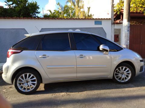 carro Salvador - BA citroen 2013 2012 gasolina van Citroën C4 Picasso 23.750 Km Glx 2.0 16V 5P Automático 2012-13
Vídeo: https://youtu.be/f2cRl4unXpY
-> Telefones: (71) 3143-8727 (Fixo) / (71) 9 9297 8727 (Tim WhatsApp).
-> Fale com Alves 
Ficha técnica
Ano: 
2012/2013
Quilômetros: 
23.750 km
Tipo: Minivan
Motor: 2.0
Potência: 143 hp
Transmissão: Automática
Cor: PRATA
Único dono: Sim
Tipo de combustível: Gasolina
Portas: 5
Quantidade de pessoas: 5
Altura: 1680 mm
Comprimento: 4470 mm
Largura: 1830 mm
Distância entre eixos: 2735 mm
Tanque de combustível: 60 L
Válvulas por cilindro: 4
Direção: Assistida
Controle de tração: Dianteira
Número de velocidades: 4
Airbag motorista
Airbag de cortina
Airbag para motorista e passageiro
Alarme
Encosto de cabeça traseiro
Controle de estabilidade
Desembaçador traseiro
Faróis anti-nevoeiro
Faróis de neblina dianteiros
Faróis de neblina traseiros
Freios ABS
Tração ASR
Ar-condicionado
Alarme de luzes acesas
Abertura interna do porta-malas
Banco motorista com regulagem de altura
Banco acompanhante com regulagem de altura
Fechamento automático dos vidros
Computador de bordo
Vidros elétricos
Controle elétrico para os retrovisores
Piloto automático
Volante com regulagem de altura
Sensor de chuva
Limpador traseiro
Rodas de liga leve
Pára-choques na cor do veículo
Bagageiro no teto
AM/FM
CD player
Controle remoto para rádio no volante.
-> Telefones: (71) 3143-8727 (Fixo) / (71) 9 9297 8727 (Tim WhatsApp).
-> Fale com Alves 