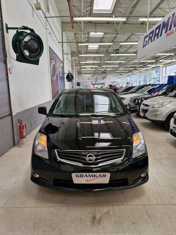**Sentra 2012 S Automático - Conforto, Segurança e Desempenho!**

**Características:**
- Modelo 2012, versão S
- Motor 2.0, potência de 140 cv
- Câmbio automático de 4 marchas
- Rodas aro 16 polegadas
- Direção hidráulica
- Ar-condicionado
- Sistema de som com multimidia 
- Volante multifuncional
- Vidros elétricos e travas elétricas
- Bancos em couro

**Vantagens:**
- Bom desempenho com motor 2.0 para viagens e uso diário
- Conforto garantido com amplo espaço interno
- Desempenho eficiente para quem busca economia de combustível
- Tecnologia de conectividade simples e intuitiva
- Preço acessível para quem deseja um sedã de qualidade

**Benefícios:**
- Conforto e praticidade no dia a dia
- Maior segurança e estabilidade durante a condução
- Ótimo custo-benefício com manutenção acessível
- Valor de revenda competitivo no mercado

Garanta já o seu Sentra 2012 S! Entre em contato e agende seu test drive!
Compre com entende do negócio são 28 anos de tradição com sede própria 
GRUPO GRAMKAR MULTIMARCAS A CERTEZA DO MELHOR NEGÓCIO!!!
NOS RESERVAMOS NO DIREITO DE CORRIGIR QUALQUER TIPO DE ERRO DE DIGITAÇÃO  