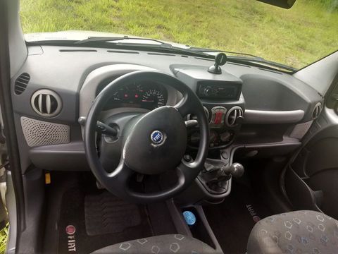 Carro conservado
4 pneus praticamente novos
Direção Hidraulica revisada
Freios feitos recentemente
Sistema de larme e travas novos
Ar condicionado funcionando perfeitamente
Direção Hidraulica revisada
Só pegar e rodar

OBS: Tem detalhe de pintura queimada no capô