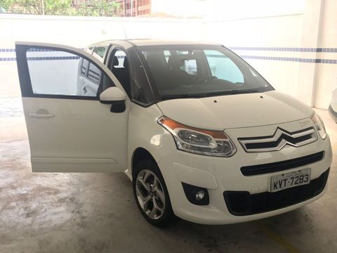 Carro de garagem, estado de novo, única dona. Direção elétrica, airbags, travas e vidros elétricos, 
