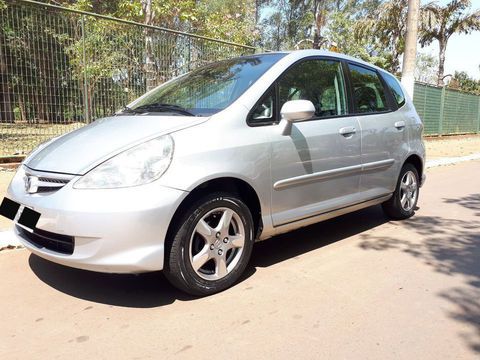 Honda Fit Automático CVT LXL 2008 o mais completo da categoria.
Carro está Super Conservado sem nenhum detalhe.
Mecânica tudo em ordem motor e câmbio em perfeito estado.
Nunca houve nenhum tipo de batida dianteira traseira ou laterais, lataria sem detalhes de riscos ou amassados não tem pintura queimada, todos os itens de fábrica funcionando perfeitamente, nunca teve passagem de leilão ou sinistro consumo na cidade 14 km com 1litro carro muito econômico .
Tudo no carro funcionando perfeitamente.
Documentação toda paga sem débitos.

Diferencial do carro nesse modelo : Air Bag duplo motorista e passageiro.
Freios ABS, Ar condicionado quente e frio, direção elétrica, motor com sistema i-DSI o mais econômico, bancos de couro.

 ( Todos itens de fábrica )
* Cor Prata.
* Modelo LXL.
* Ano 2008.
* Câmbio Automático CVT.
* 2 Air Bags motorista e passageiro.
* Freios ABS. 
* Direção Elétrica. 
* Ar Condicionado quente e frio.
* Vidros elétricos. 
* Travas elétricas.
* Som original Honda.
* Alarme.
* Limpador e Desembaçador traseiro.
* Retrovisor elétrico.
* Trava para criança. 
* Travas central.
* Rodas de liga leve original Honda.
* Bancos retrátil. 
* Bancos em couro.
* Bancos com regulagem de altura.
* Volante com regulagem de altura.
* Quebra sol com espelho.
* Manual e Chave Reserva.
