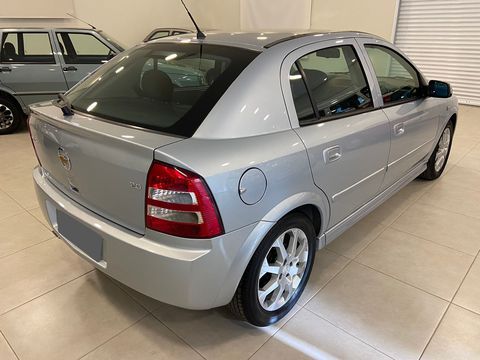 KM: 24.000

Ano: 2011

Portas: 4 Portas

Combustível: Gasolina

Câmbio: Manual

Cor: Prata

Motor: 2.0
