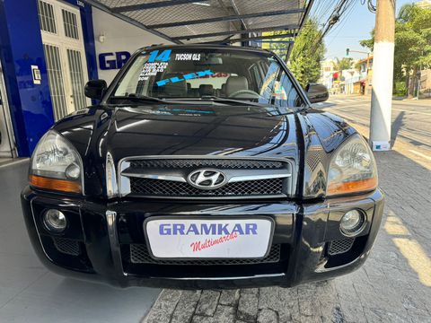 O Hyundai Tucson GLS 2.0 Flex 2014 é um SUV compacto com motor 2.0 flex, conhecido por seu bom espaço interno e porta-malas, além de altura elevada. O modelo GLS geralmente inclui itens como ar condicionado, direção hidráulica/elétrica, bancos em couro, rodas de liga leve
Ficha Técnica Resumida:
Motor: 2.0 Flex (Gasolina e/ou Álcool)
Câmbio: Automático (4 marchas)
Tração: 4x2 (2WD)
Potência: 143 cv
Porta-malas: 528 litros de acordo com o site Ficha Completa
Tanque de Combustível: 65 litros
Consumo: Em torno de 6 km/l na cidade e 7,6 km/l na estrada (álcool)
Aceleração 0-100 km/h: 11,3 segundos
Velocidade Máxima: 174 km/h 
Pontos Positivos:
Espaço interno e porta-malas
Altura do veículo
Visibilidade
Consumo razoável (considerando o tipo de veículo)
Versão GLS com itens adicionais como bancos em couro, etc. 
*VEÍCULO PERICIADO E DE PROCEDÊNCIA.
*FINANCIAMOS SEM ENTRADA EM ATÉ 60 X FIXAS (SUJEITO À ANÁLISE DE CRÉDITO).
*ENTRADA EM ATE 24 X NO CARTÃO DE CRÉDITO (CONSULTE CONDIÇÕES).
*FINANCIAMENTOS PARA AUTÔNOMOS E SEM CNH .
*TRABALHAMOS COM AS MELHORES FINANCEIRAS DO MERCADO.
*APROVAÇÃO DO SEU CRÉDITO POR TELEFONE (CRÉDITO SUJEITO À ANÁLISE).
*EXCELENTE APROVAÇÃO COM SCORE BAIXO.
*ACEITAMOS CONSÓRCIO CONTEMPLADO OU QUITADO (SALVO ALGUMAS INSTITUIÇÕES).
**NOSSA EQUIPE ESTA PREPARADA PARA MELHOR ATENDE-LO**
**ENTRE EM CONTATO CONOSCO.**
COMPRE SEU VEICULO COM QUEM ENTENDE DO ASSUNTO SÃO 28 ANOS DE TRADIÇÃO E SEDE PRÓPRIA
SÃO MAIS DE 80 VEICULOS EM ESTOQUE
GRUPO GRAMKAR MULTIMARCAS A CERTEZA DO MELHOR NEGÓCIO!!!
NOS RESERVAMOS NO DIREITO DE CORRIGIR QUALQUER TIPO DE ERROS DE DIGITAÇÃO
