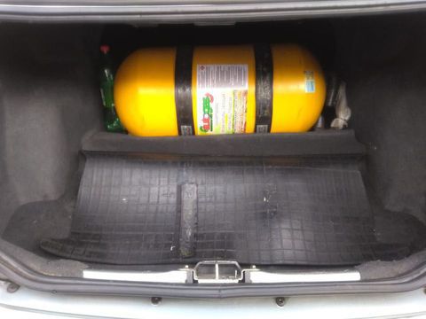 Carro muito espaçoso, com gás natural, gasolina e álcool. Tem ar condicionado, vidro elétrico na frente, alarme, Air bag duplo, som e sem dívidas. 
Carro em ótimo estado passado de Pai para filha, só estou vendendo, pois, meu Pai está trocando de carro e vou comprar o dele novamente. 
