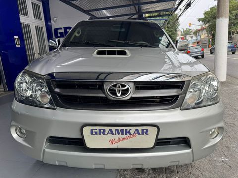 Descrição
Procurando por um carro robusto, potente e versátil para te acompanhar nas mais diversas aventuras? Então você precisa conhecer a TOYOTA HILUX SW4 SRV 4X4, aqui na GRAMKAR MULTIMARCAS temos um modelo incrível do ano 2006 esperando por você!
VEÍCULO TODO REVISADO EM CONCESSIONÁRIA ÚLTIMA REVISÃO FEITA COM 305.000 4 PNEUS NOVOS NÃO PERCA ESTA OPORTUNIDADE!!!

Com um visual imponente e tração 4X4, a HILUX SW4 SRV é ideal para encarar terrenos acidentados e garantir uma experiência off-road incrível. Além disso, seu motor diesel de 3.0 litros proporciona potência de sobra para qualquer desafio.

E não para por aí! Nossa HILUX SW4 SRV conta com muitos opcionais que trazem ainda mais comodidade e conforto para seus passeios. Entre eles, destacamos o ar-condicionado digital, o sistema de som com conexão Bluetooth, e os retrovisores rebatíveis eletricamente. Com certeza você vai se sentir nas nuvens ao volante dessa máquina.

E para dar um gostinho extra, aqui vai um convite especial: venha fazer um test drive em nossa loja e sinta toda a potência e tecnologia que esse veículo tem a oferecer! Nossos consultores estarão à disposição para te mostrar todos os detalhes da HILUX SW4 SRV e ajudar no que for preciso.

Não perca a oportunidade de adquirir essa incrível TOYOTA HILUX SW4 SRV 4X4, seminova e com todos os benefícios de um veículo de qualidade! Faça-nos uma visita e saia daqui com o seu próximo companheiro de aventuras. Estamos te esperando!
COMPRE SEU VEICULO COM QUEM ENTENDE DO ASSUNTO SÃO 28 ANOS DE TRADIÇÃO E SEDE PRÓPRIA
SÃO MAIS DE 80 VEICULOS EM ESTOQUE
GRUPO GRAMKAR MULTIMARCAS A CERTEZA DO MELHOR NEGÓCIO!!!
ESTAMOS LOCALIZADOS NA RUA JURUBATUBA 1347 CENTRO DE SÃO BERNARDO DO CAMPO
NOS RESERVAMOS NO DIREITO DE CORRIGIR QUALQUER TIPO DE ERROS DE DIGITAÇÃO