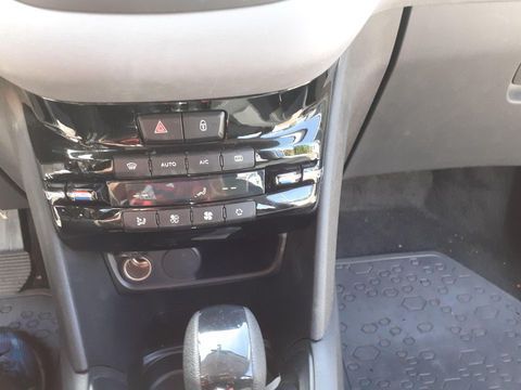 Carro super novo Com garantia de um ano, único dono, uma única revisão 