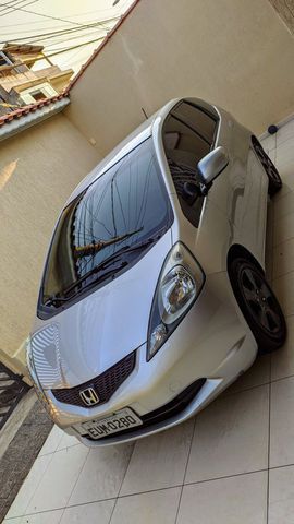 Honda fit dx 1.4 manual 2011/2011 
SEGUNDO DONO
manual, chave reserva.

Km 160 mil km originais , maior parte em rodovias, trabalho em sao paulo e moro em guarulhos.

Carro sempre revisado, tudo em dia, feito esse mes troca das 8 velas e limpeza dos bicos.

Bateria moura ainda na garantia, amortecedores trocados ano passado, os 4 da marca kyb (orignais), pneus ainda da pra rodar muito.

Tudo que foi realizado tenho os comprovantes.

NUNCA FOI DE LEILÃO , NUNCA TEVE SINISTRO.

Aceito ofertas, desde que não sejam piadas.