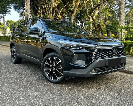 Toyota Corolla Cross XRE 2025: O SUV que une robustez, sofisticação e a confiança Toyota 

Se a ideia é dirigir um SUV premium que entrega o máximo em segurança, tecnologia e um design imponente, este Corolla Cross XRE vai elevar o seu conceito de dirigir.

Destaques que fazem a diferença:
-Motor 2.0 Dynamic Force + Câmbio Direct Shift de 10 marchas
- Apenas 50.000 km (Excelente estado de conservação)
- Laudo cautelar 100% aprovado (Transparência total)
- Cor Preta (Elegância máxima e presença marcante)
- Revisões em dia (Qualidade garantida)

Design e Presença:
- Rodas de liga leve aro 18" com acabamento premium
- Faróis em LED com acendimento automático
- Grade frontal com design moderno e robusto
- Linhas aerodinâmicas que transmitem força e sofisticação

Tecnologia e Segurança (Toyota Safety Sense):
- Central Multimídia com espelhamento sem fio (Apple CarPlay/Android Auto)
- Painel digital com informações completas de condução
- Ar-condicionado digital automático
- Sistema de pré-colisão frontal e alerta de mudança de faixa
- Controle de cruzeiro adaptativo (ACC)
- Chave presencial com partida por botão (Smart Entry)

A escolha inteligente para quem não abre mão de conforto para a família e a melhor valorização do mercado.