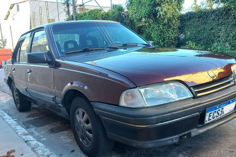 SLE 2.0 EFI.Completo com freio a disco nas 4 rodas, 4 pneus novos. docs sem debitos tudo ok em meu nome. bancos com ajuste de altura, motor e cambio ok. carro funcional de uso diario muito bom de andar.