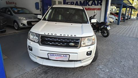 O Land Rover FREELANDER 2 Sport I6 2011(BLINDADA NÍVEL 3A WENDLER) é um veículo SUV com motor a gasolina de 3.2 litros, tração 4×4 e câmbio automático. Ele faz parte da segunda geração do FREELANDER, que foi reestilizada em 2011, recebendo mudanças na grade, para-choques, faróis e lanternas.
Informações adicionais sobre o modelo:
Motor: 3.2 litros, 6 cilindros em linha (I6), movido a gasolina.
Transmissão: Automática
Tração: 4×4 (integral).
Suspensão: Dianteira tipo McPherson e traseira multibraço, ambas com barra estabilizadora e molas helicoidais.
Freios: Quatro freios a disco, com discos dianteiros ventilados.
Dimensões: Altura: 1.740 mm, Largura: 1.910 mm, Comprimento: 4.500 mm, Peso: 1.770 kg.
Recursos e equipamentos: Bancos em couro, teto solar, ar condicionado, direção hidráulica, piloto automático, vidros e travas elétricas, airbags, controle de tração, freios ABS, sensor de estacionamento, rodas de liga leve.
Todos nossos veículos em estoque passam por um rigoroso processo seletivo, trabalhamos apenas com carros de procedência e meticulosamente periciados por uma empresa especializada! Com nossos mais de 28 anos de credibilidade total no mercado automotivo, podemos lhe garantir que o veículo desejado está dentro de todos nossos requisitos de qualidade e que você não irá perder sua viagem até nós! Para qualquer informação adicional ou dúvida sobre negociações e seu veículo desejado, entre em contato conosco! Será mais que um prazer em lhe atender!
VEÍCULO EM EXCELENTE ESTADO DE CONSERVAÇÃO!
VEÍCULOS C/ GARANTIA
LAUDO CAUTELAR 100% APROVADO
TRABALHAMOS COM AS MENORES TAXAS DO MERCADO
MELHOR AVALIAÇÃO DO SEU CARRO NA TROCA
FINANCIAMENTO COM OU SEM ENTRADA EM ATÉ 60X
ENTRADA FACILITADA NO CARTÃO DE CRÉDITO EM ATÉ 24X
ACEITAMOS SEU VEÍCULO NA TROCA
ACEITAMOS SUA CARTA DE CRÉDITO (SALVO ALGUMAS INSTITUIÇÕES)
QUALIDADE, GARANTIA E CONFIABILIDADE É AQUI NA GRAMKAR MULTIMARCAS
GRUPO GRAMKAR MULTIMARCAS A CERTEZA DO MELHOR NEGÓCIO!!!