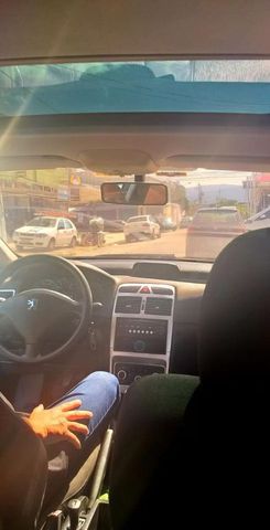 Vendo Peugeot 307 com teto solar, ipva 2019 pago, gnv 5geração, banco e volante ajustável, retrovisor automático, ar condicionado gelando. Obs 1075,64 de multas, 2 taxas de grt referente a 2019 e 2020 no valor de 210 cada, precisa de manutenção no gnv e trocar o parabrisa pois está trincado. 