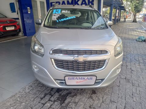A Chevrolet Spin LTZ 7 Lugares 2013 é um veículo MPV (Multi-Purpose Vehicle) com motor 1.8 Flex, que se destaca por ser uma das opções mais acessíveis de carros com 7 lugares no mercado de seminovos. O modelo está disponível com câmbio manual ou automático e possui equipamentos como ar-condicionado, direção hidráulica, vidros elétricos, rádio com Bluetooth, freios ABS e rodas de liga leve aro 15. Os preços variam dependendo do estado de conservação e do mercado, mas o seu custo-benefício é visto como bom, com a vantagem de ter mecânica simples, de fácil manutenção e peças acessíveis.
Custo-benefício: É um dos MPVs de 7 lugares mais baratos do mercado.
Versatilidade: A configuração de 7 lugares pode ser adaptada para oferecer um grande porta-malas, se não for necessário transportar todos os passageiros.
Manutenção: O motor 1.8 é conhecido por ter uma mecânica confiável e com peças acessíveis em qualquer oficina, facilitando os reparos.
VEÍCULO PERICIADO E APROVADO NA VISTORIA CAUTELAR.
GARANTINDO TOTAL TRANSPARÊNCIA, PROCEDÊNCIA E QUALIDADE.
Trabalhamos em Parceria com os Melhores Bancos do Mercado;
Aprovamos seu Crédito com Rapidez e sem Burocracia;
Trabalhamos com as Menores Taxas do Mercado;
Financiamos Com e Sem Entrada em até 60x(SUJEITO A ANÁLISE DE CRÉDITO)
Entrada Parcelada em até 24x no Cartão de Crédito;
Garantimos uma Ótima Avaliação do seu Veículo na Troca;
Compramos seu Veículo mesmo com Dívidas
ESTAMOS LOCALIZADOS NA RUA JURUBATUBA 1347 CENTRO DE SBC SP
COMPRE SEU VEICULO COM QUEM ENTENDE DO ASSUNTO SÃO 28 ANOS DE TRADIÇÃO E SEDE PRÓPRIA
GRUPO GRAMKAR MULTIMARCAS A CERTEZA DO MELHOR NEGÓCIO!!!
NOS RESERVAMOS NO DIREITO DE CORRIGIR QUALQUER TIPO DE ERROS DE DIGITAÇÃO
