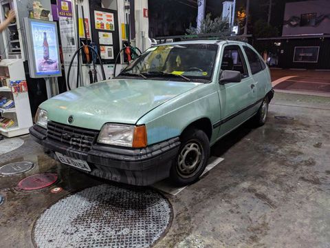 Motor muito bom, faróis originais, precisa de um banho de tinta desgastada pelo tempo,  um rasgo no meu banco, 26 anos de estrada! Tremendo companheiro; foi difícil decidir vendê-lo... Única dona!!! Volante regulável, pneus semi novos, com rack, protetor de caçamba, limpador traseiro . Cheio de amor e LUZZZZZZ!