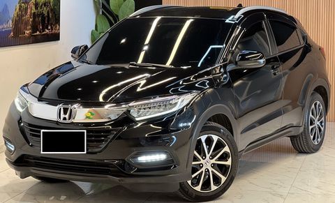 Honda HR-V EXL 2021 com baixíssima quilometragem, modelo EXL, ano 2021, motor 1.8 flex SOHC i-VTEC com potência de 140 cv, câmbio automático CVT, assistente de partida em rampa, excelente espaço interno, conforto para cidade e estrada, baixo custo de manutenção, alta confiabilidade mecânica, todo revisado na concessionária Honda, manual do proprietário, chave reserva, detalhes em black piano, ar-condicionado digital automático gelando, central multimidia touchscreen, rodas de liga leve aro 17”, câmera de ré com medidor de distância, sensores de estacionamento, engate, ponteira, antena estilo tubarão, controle remoto para rádio no volante multifiuncional, piloto automático, pneus novos, airbag laterais, frontais e de cortina, sistema isofix para cadeirinha de bebe, banco traseiro bipartido, engate, cluster com conta-giros, velocímetro e display digital com nível de combustível e computador de bordo, além de econômetro, conexão USB e auxiliar, banco de couro, banco do motorista e volante com ajuste de altura, alarme, vidros elétricos e freios ABS.. Carro de mulher –olhou levou. Preço: R$111.000,00. Tel: (21) 98444-3050 / (21) 98755-5676 (somente zap).

