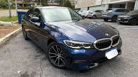 BMW 320i 2020 c/ a menor Km de BSB
Azul com interior bege, a configuração mais desejada 
Pintura extremamente conservada 
Interior impecável 
2 pneus novos - Firestone F-700
Pastilhas de freio traseiras novas

Potência e economia de combustível em um carro  premium, com robustez, estabilidade e segurança.

Ar condicionado 3 zonas, com saída e ajustes para o banco traseiro
Bluetooth 
Portas USB e USB-C
Tela touchscreen
O iDrive monitora tempo e km para informar tudo que precisa ser feito (substituição de OL, óleo e pastilhas de freio, líquido de arrefecimento, calibragem de cada pneu, etc)
3 modos de condução: Eco - Comfort - Sport
Possui estepe
2 sistemas: Piloto automático e Limitador de velocidade
Sistema anticolisão com frenagem autônoma em
estacionamento, evita que toque em obstáculos 
Park Assistent - Localiza vaga e estaciona sozinho
Sistema anti-fadiga
Rebatimento dos retrovisores ao trancar 
Controle de estabilidade e tração 
Bancos dianteiros elétricos com vários ajustes (altura, inclinação, largura das abas laterais, lombar…) 
Banco do motorista com memória 
Iluminação interna em led com opções cores