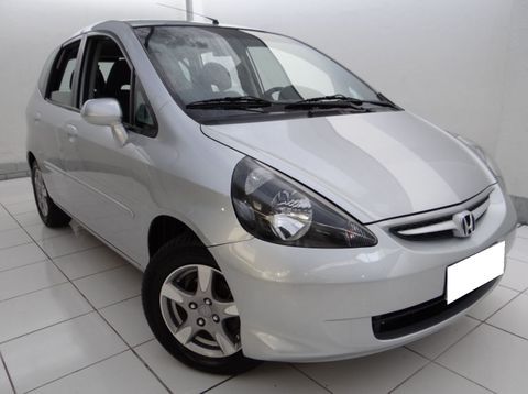 fit 14 lx automatico 2008 carro guarulhos sp ar condicionado direcao com assistencia eletrica rodas em liga leve modelo original aro 14 airbag frontal cd player integrado ao painel banco do motorista e volante de direcao com regulagem de altura vidros travas e retrovisores eletricos aquecimento limpador e desembacador termico do vidro traseiro alarme original com travamento na chave carro guarulhos sp honda fit 2008 flex automatico hatch 92000 prata 4 portas