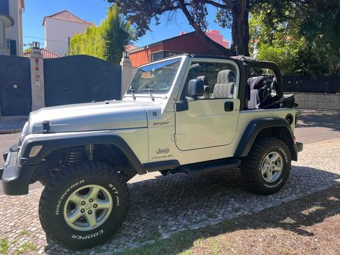 Segmento: SUV/TT
Ano: 2003
Modelo: Wrangler
Cilindrada: 2.429
Combustível: Gasolina
Potência: 143
Quilómetros: 68.098 km
Tipo de Caixa: Manual
Condição: Usado
Portas: 1-3
Lugares: 4
Origem: Importado

Vendo clássico Jeep Wrangler TJ 2.4 de 2003 com poucos quilómetros.

Perfeito para passeios de fim de semana ou trilhos.

Inclui Soft Top completo e Hard Top
Rádio com Android Auto (incluo também o rádio original)
Revisão geral feita em Maio de 2025, com troca da correia de distribuição (peças OEM JEEP), bomba de água e outros
Inspeção feita em Agosto de 2025 e IUC já pago
Interior em excelente estado, completamente funcional.
Tem algumas marcas de uso exteriores — riscos e toques dos para-choques típicos da idade e utilização.
Averbado com 4 lugares, raro em Jeeps curtos
Pneus praticamente novos (2-3 anos, 5000 km)
Classe 1 nas portagens
Sistema de som Focal
Carro de garagem
