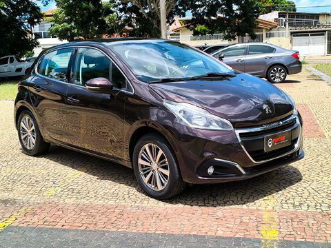 O 208 é extremamente prazeroso ao guiar, isso pelo arranjo da direção pequena e do painel arrojado. O Teto Panorâmico é um grande diferencial na categoria. possui ótima estabilidade e é disparado o mais bonito dentre os compactos.
O carro com motor 1.6 com ótimo desempenho e seus opcionais como piloto automático deixam as viagens bem mais confortáveis.
IPVA 2025 LIQUIDADO