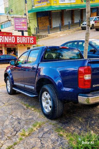 Chevrolet S10 LT 2.8 Turbo Diesel, ano 2014, cor azul. Motor 2.8 Turbo Diesel, 200 cavalos, câmbio manual de 6 marchas, direção hidráulica. Versão LT completa com ar-condicionado, vidros e travas elétricas. Quilometragem de 100.000 km rodados. Veículo revisado, mecânica impecável, interior e lataria conservados. Documentação em ordem, pronto para transferência. Licenciamento em dia. Valor abaixo da Tabela FIPE. Veículo robusto, econômico e pronto para uso.