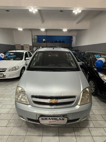 O Chevrolet Meriva Premium 1.8 Flex Easytronic de 2011 é um carro com câmbio automatizado, motor 1.8 flex e versão de acabamento Premium.
Motor: 1.8 Flex (álcool e gasolina).
Câmbio: Easytronic, um câmbio automatizado de 5 marchas que permite tanto o uso em modo automático quanto manual sequencial.
Versão: Premium, que oferece um acabamento mais completo em comparação com outras versões como a Expression.
Consumo: O consumo na cidade com álcool é de 8 km/l e na estrada é de 10,4 km/l,
Desempenho: Aceleração de 0 a 100 km/h em 12,4 segundos tanto com gasolina quanto com álcool, com velocidade máxima de 182 km/h
Espaço interno e conforto são mencionados como pontos fortes pelos proprietários.
Manutenção com bom custo-benefício e facilidade de encontrar peças de reposição.
Boa dirigibilidade e estabilidade, especialmente em curvas.
-Financiamentos com ou sem entrada(SUJEITO A ANÁLISE DE CRÉDITO) trabalhamos com as melhores taxas % do mercado, em parceria com os melhores bancos e as taxas diferenciadas, em até 60x.
Veículos de alta qualidade, revisados e periciados, Garantindo total procedência e qualidade de nosso estoque.
Garantimos Avaliação justa do seu veículo usado na Troca, e também Aceitamos sua Carta de Crédito(salvo algumas instituições )
COMPRE SEU VEICULO COM QUEM ENTENDE DO ASSUNTO SÃO 28 ANOS DE TRADIÇÃO E SEDE PRÓPRIA
SÃO MAIS DE 80 VEICULOS EM ESTOQUE
GRUPO GRAMKAR MULTIMARCAS A CERTEZA DO MELHOR NEGÓCIO!!!
ESTAMOS LOCALIZADOS NA RUA JURUBATUBA 1347 CENTRO DE SÃO BERNARDO DO CAMPO
NOS RESERVAMOS NO DIREITO DE CORRIGIR QUALQUER TIPO DE ERROS DE DIGITAÇÃO
