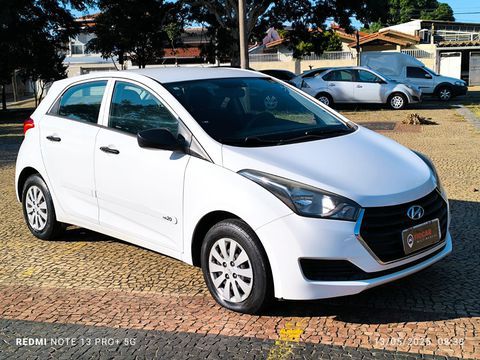 Um carro com motor bem esperto, comandos no volante fáceis de manusear, ótimo espaço do porta-malas, porta copos e objetos, contém entrada USB e Isofox. 

HB20 possui estabilidade nas curvas, visibilidade e super silencioso, um design bonito, além da manutenção barata, uma excelente opção de carro para dia a dia, para viagem com a família, para trabalho. 