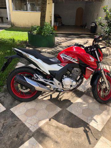 moto Aporá - BA honda cb twist 250 2022 flex Vendo Honda CB Twister 250 - Ano 2022, impecável e completa
	•	Ano/Modelo: 2022
	•	Motorização: 250cc, potente e econômica
	•	Condição: Nunca batida ou caída, cuidada com muito zelo
	•	Pintura: Totalmente nova, sem arranhões
	•	Manutenção:
	•	Revisada recentemente, com todos os itens em perfeito funcionamento
	•	Troca de óleo realizada em 20/11
	•	Pneus novos, prontos para rodar
	•	Documentação: IPVA e licenciamento pagos
	•	Acessórios: Chave reserva inclusa
	•	Histórico: Segundo dono, com histórico de cuidados rigorosos
Moto pronta para o uso, ideal para quem busca conforto, segurança e estilo. Perfeita para o dia a dia ou viagens! Entre em contato para mais detalhes ou agendar uma visita!
Dúvidas chama no WhatsApp