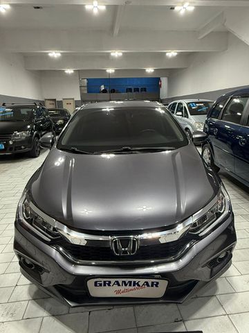 Honda City EXL 1.5 Flex Automático 2019 – Completo e Impecável!

Revisões em dia
IPVA 2025 pago
Sem detalhes, pronto para rodar!

Destaques e Itens de Série:
Motor 1.5 i-VTEC Flex com ótimo desempenho e economia

Câmbio CVT com modo Sport e trocas manuais no volante (paddle shift)

Bancos em couro de fábrica

Central multimídia com tela touchscreen, Bluetooth, câmera de ré

Ar-condicionado digital automático

Sistema de som com 8 alto-falantes

Vidros, travas e retrovisores elétricos

Piloto automático (cruise control)

Rodas de liga leve aro 16″

Sistema de entrada e partida sem chave (keyless)

Airbags frontais e laterais, freios ABS com EBD

Sensor de estacionamento traseiro
O motor 1.5 Flex oferece um bom consumo, o que ajuda a reduzir os custos de operação.
Confiabilidade:
A marca Honda é conhecida pela confiabilidade e durabilidade de seus veículos, e o CITY não é diferente.
Facilidade de revenda:
Carros usados da Honda, costumam ter boa procura no mercado de usados, o que facilita a revenda.
Confiança e procedência, é o que a GRAMKAR Multimarcas oferece aos seus clientes.
Veículos PERICIADOS e APROVADOS, todos os nossos veículos para venda, passam primeiramente por uma avaliação técnica e depois por perícia técnica com LAUDO, o que garante o veículo que ofertamos aos nossos Clientes.
Além de trabalharmos com os melhores veículos, pensando em nossos clientes trabalhamos com as melhores financeiras, e parcelamos no cartão de crédito em até 24x
Venha tomar um café conosco e visitar nosso showroom
Só aqui na GRAMKAR você vai encontrar os melhores carros as melhores ofertas.
COMPRE SEU VEICULO COM QUEM ENTENDE DO ASSUNTO SÃO 28 ANOS DE TRADIÇÃO E SEDE PRÓPRIA
SÃO MAIS DE 80 VEICULOS EM ESTOQUE
ESTAMOS LOCALIZADOS NA RUA JURUBATUBA CENTRO DE SÃO BERNARDO DO CAMPO SP
GRUPO GRAMKAR MULTIMARCAS A CERTEZA DO MELHOR NEGÓCIO!!!
NOS RESERVAMOS NO DIREITO DE CORRIGIR QUALQUER TIPO DE ERROS DE DIGITAÇÃO
