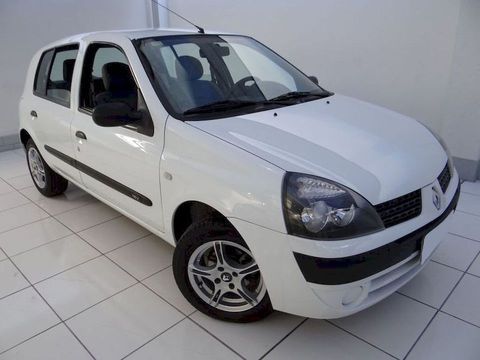 
RENAULT CLIO HATCH, VERSÃO  AUTENTIQUE, MOTOR 1.0 DE 70 CV.

POSSUI TODOS OS MANUAIS DE GARANTIA E CHAVE RESERVA !
Air bag duplo, ar condicionado, direção hidráulica, vidros e travas elétricas, cd player integrado ao painel, rodas em liga leve aro 14, volante de direção revestido em couro, ar quente, travamento central, limpador e desembaçador térmico do vidro traseiro.
Impecável estado de conservação !
Possui 04 pneus novos !
Totalmente revisado ! correias, filtros etc..