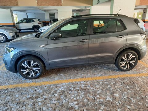 Vendo T Cross versão Comfortline, motor 1.0 200 TSI, câmbio automático, ano/modelo 2022, único dono, estado de ok, impecável muito conservado, com apenas 27.700 kms. rodados. Revisões feitas na concessionária. IPVA pago na totalidade. Não aceito troca. Somente venda à vista.