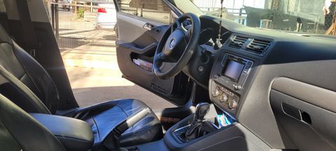 Jetta 2016/2017, 1.4 TSI, Trendline,

 com banco de couro, airbag,

 som com Bluetooth, entrada para pendrive, 

sensor de ré, alarme, direção escamoteável,

 banco bipartido, cinto de 3 pontas para os 5 lugares, 

saída de ar condicionado para os bancos traseiros, 

encosto de cabeça nos 5 lugares, etc...

 correia dentada trocada recentemente.

R$ 14.000 de desconto em relação ao valor da FIPE, não aceito troca, não aceito lojistas. 

Só interessados por favor.

+ 55 61 99130 5536

