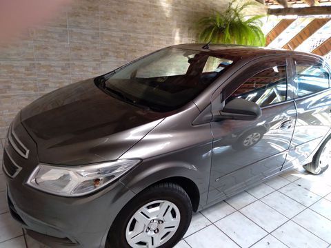 Vendo um excelente  carro lindo  de garagem completo álcool e gasolina com dois pneus novos na frente e 2 traseiros semi novo .