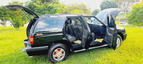 chave reserva, manual, totalmente revisada, VEICULO IMPECÁVEL. Verdadeira RARIDADE. Blazer EXECUTIVA MOTOR MWM 132 CAVALO 2.8 - Diesel - 4x4 - Em excelente estado, Pneus novos, Conforto é o seu maior ponto, Motor forte pra ultrapassagens e subidas, porta malas gigante, Estilo e boa dirigibilidade em rodovias - O SUV dos seus sonhos, 
NACIDADE 8 KM POR LITRO, NA RODOVIA 16 KM POR LITRO. 

Veículo equipado com Freios ABS, Alarme, corta corrente Apoio de braço, Ar Condicionado, Ar Quente, Bancos de Couro, Cambio manual, Desembaçador Traseiro, Direção Hidráulica, Limpador Traseiro, Retrovisor elétrico, Rodas de Liga Leve, Trava Elétrica, Vidros Elétricos, Banco Elétrico, Console Central, Controle de Tração 4+4 no painel, Descanso de braço central, Farol de Milha, Porta copos, Rack no teto, Regulagem Altura do Banco elétrico, Vidros elétricos dianteiros e traseiro, Volante com Regulagem de Altura VALOR DESTA LINDA BLAZER R$ 67,580.00 IPVA 2023 PAGO, LICENCIAMENTO PAGO, blazer 2.8 a diesel 4+4, SEM SOM MAIS IFORMAÇOES NO WHATSAPP COM PEREIRA (12)99209-9638
