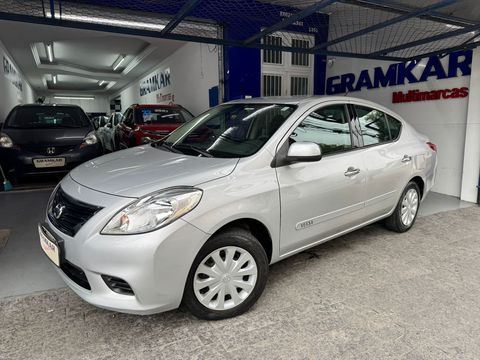 O Nissan Versa 1.6 SV de 2014 é um sedan compacto com motor 1.6 16V Flex, conhecido pelo amplo espaço interno e porta-malas generoso de mais de 500 litros. Destaca-se por oferecer câmbio manual de cinco marchas, direção com assistência elétrica, ar-condicionado, vidros e travas elétricas (dianteiros e traseiros), airbags duplos, freios ABS e computador de bordo.
Espaço: Um dos principais atrativos, com grande espaço interno, especialmente no banco traseiro, e um porta-malas com mais de 500 litros.
Conforto: Direção elétrica, ajuste de altura do banco e bom isolamento acústico são citados.
A GRAMKAR MULTIMARCAS É A melhor loja de carros de são Bernardo do campo é reconhecida por sua excelência no mercado de automóveis há mais de 28 anos. Com uma ampla variedade de veículos de qualidade e procedência, a loja se destaca pelo atendimento personalizado e pela transparência nas negociações. Além disso, conta com uma equipe de profissionais experientes e capacitados para oferecer as melhores soluções aos clientes.
*VEÍCULO PERICIADO E DE PROCEDÊNCIA.
*FINANCIAMOS SEM ENTRADA EM ATÉ 60 X FIXAS (SUJEITO À ANÁLISE DE CRÉDITO).
*ENTRADA EM ATÉ 24 X NO CARTÃO DE CRÉDITO (CONSULTE CONDIÇÕES).
*FINANCIAMENTOS PARA AUTÔNOMOS E SEM CNH .
*TRABALHAMOS COM AS MELHORES FINANCEIRAS DO MERCADO.
*APROVAÇÃO DO SEU CRÉDITO POR TELEFONE (CRÉDITO SUJEITO À ANÁLISE).
*ACEITAMOS CONSÓRCIO CONTEMPLADO OU QUITADO (SALVO ALGUMAS INSTITUIÇÕES).
**NOSSA EQUIPE ESTA PREPARADA PARA MELHOR ATENDE-LO**
**ENTRE EM CONTATO CONOSCO.**
COMPRE SEU VEICULO COM QUEM ENTENDE DO ASSUNTO SÃO 28 ANOS DE TRADIÇÃO E SEDE PRÓPRIA
SÃO MAIS DE 80 VEICULOS EM ESTOQUE
GRUPO GRAMKAR MULTIMARCAS A CERTEZA DO MELHOR NEGÓCIO!!!
NOS RESERVAMOS NO DIREITO DE CORRIGIR QUALQUER TIPO DE ERROS DE DIGITAÇÃO
