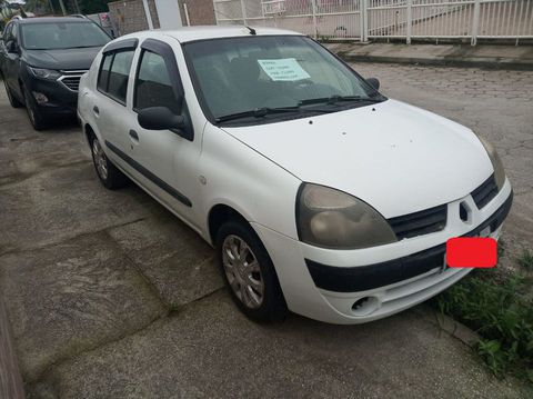 renault clio 2006 leia a descricao carro florianopolis sc esse carro esta funcionando tranquilamente porem possui diversos detalhes esteticos que precisam ser informados para evitar transtorno e documentos a serem pagos dos detalhes os mais graves sao um arranhao no lado direito do carro uma pequena rachadura no vidro dianteiro e a ausencia da logo da renault na frente moramos em uma cidade de praia por isso o teto tambem esta queimado do sol pois o mesmo nao fica coberto a outros pequenos detalhes mas estes sao normais para um veiculo de 2006 com 170 mil km rodados de motor o veiculo esta muito bom e 16 por isso nao apresenta perda de potencia no gnv mas pode ser utilizado no alcool ou na gasolina se preferir apesar da tabela fipe estar em 13 mil decidimos vende lo a 7mil e 500 pois ha esses reparos esteticos para serem feitos e principalmente documentos para serem pagos os reparos e documentos juntos somam uns 3mil porem se voce nao se importa com a estetica pode pagar apenas os documentos sem problemas precisamos de dinheiro por isso aceitamos pagamento em 12x no cartao e ou negociacao em dinheiro ou em eletrodomesticos de nossa preferencia renault clio sedan 2006 gnv sedan carro florianopolis sc renault clio sedan 2006 gnv manual sedan 170000 branco 4 portas ar condicionado airbag vidros eletricos direcao hidraulica