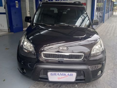 O Kia Soul EX 1.6 Automático é um veículo com design distinto, conhecido pelo seu estilo quadrado e moderno, que utiliza um motor 1.6 Flex e um câmbio automático de 6 marchas. Ele oferece 128 cv de potência no álcool e 122 cv na gasolina, com aceleração de 0 a 100 km/h em 12 segundos e velocidade máxima de 162 km/h. O modelo é elogiado pela sua praticidade, espaço interno e equipamentos, sendo uma opção interessante para quem busca um carro diferenciado e confiável, com peças acessíveis e motorização compartilhada com outros modelos do grupo Hyundai-Kia.
Características Principais:
Design Único: Linhas quadradas, angulares e um visual marcante, que o diferenciam dos demais veículos.
Motorização: Motor 1.6 16V Flex.
Potência: 128 cv (álcool) / 122 cv (gasolina).
Torque: 16,5 kgf.m (álcool) / 16 kgf.m (gasolina) a 5.000 RPM.
Transmissão: Câmbio automático de 6 marchas.
Confiabilidade: O motor é o mesmo utilizado em modelos da Hyundai, como HB20 e Creta, o que garante peças acessíveis e fácil manutenção.
Equipamentos: Possui ar condicionado, direção hidráulica, freios ABS, airbags, bancos em couro e rodas de liga leve.
Conforto e Espaço: Oferece bom espaço interno e conforto para a família moderna, além de um porta-malas funcional.
O GRUPO GRAMKAR MULTIMARCAS ESTÁ HÁ 28 ANOS NO MERCADO.
Aceitamos seu veiculo na troca com uma avaliação justa
Trabalhamos com veículos revisados, periciados e muito bem conservados!
Temos as melhores taxas do mercado e trabalhamos com as principais financeiras!
Financiamento em até 60x (SUJEITO A ANÁLISE DE CRÉDITO)
Financiamento Sem Entrada!(SUJEITO A ANÁLISE DE CRÉDITO)
Parcelamos a sua Entrada em até 24x no Cartão de Crédito!
Aceitamos sua carta de crédito(SALVO ALGUMAS INSTITUIÇÕES)
Fazemos troca com troco
COMPRE SEU VEICULO COM QUEM ENTENDE DO ASSUNTO SÃO 28 ANOS DE TRADIÇÃO E SEDE PRÓPRIA
GRUPO GRAMKAR MULTIMARCAS A CERTEZA DO MELHOR NEGÓCIO!!!
NOS RESERVAMOS NO DIREITO DE CORRIGIR QUALQUER TIPO DE ERROS DE DIGITAÇÃO