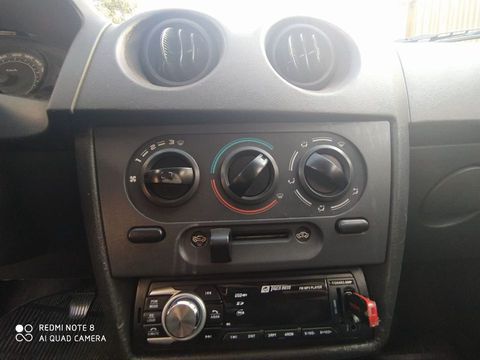 Celta life 2p, ótimo estado, bateria nova, vidros e alarmes elétricos, sistema anti-vacuo, sistema anti-furto,tampão novo com 2 subs, aparelho de som novo, flex